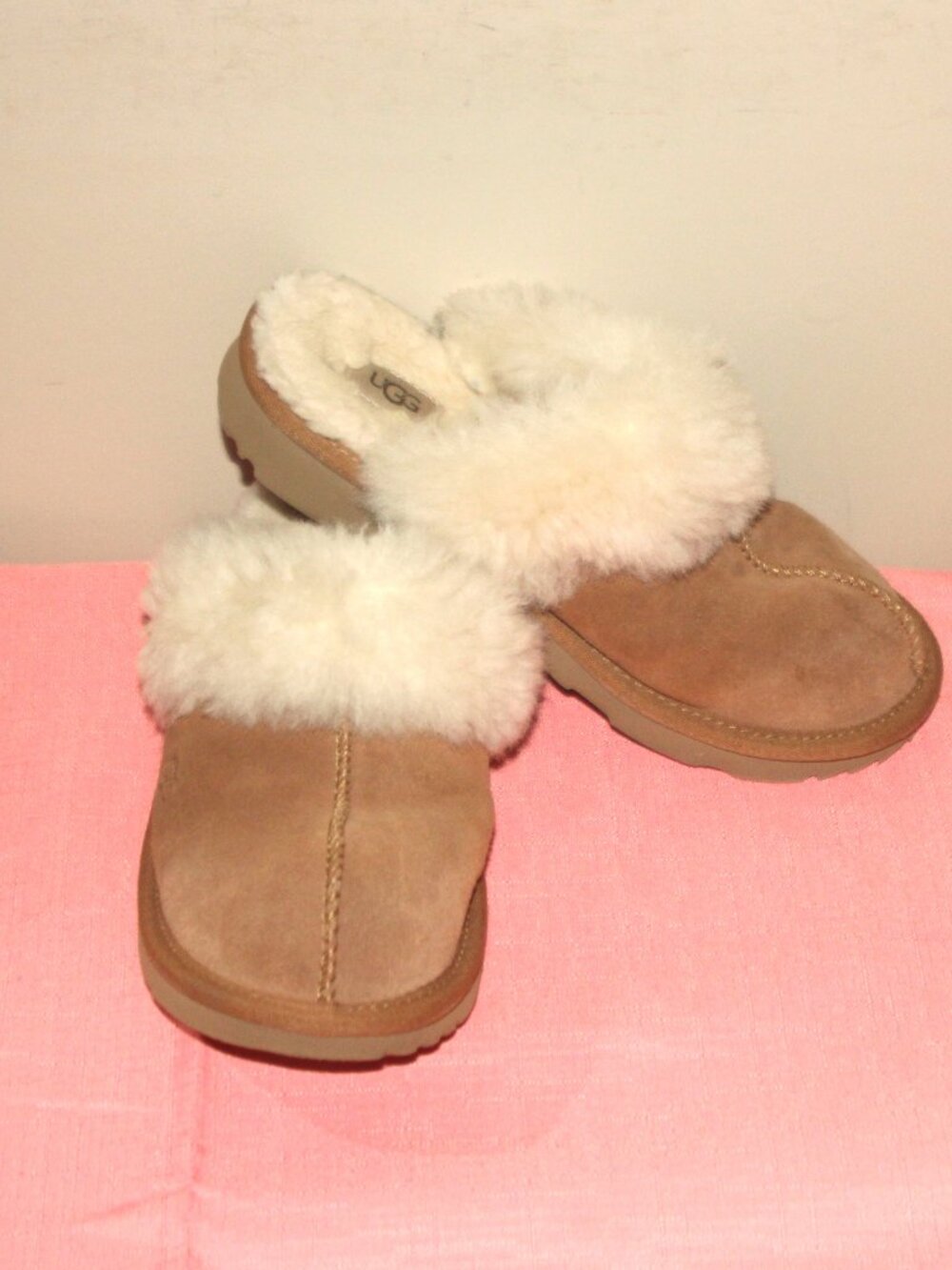 10a   UGG SLIPPERS -  Size 4